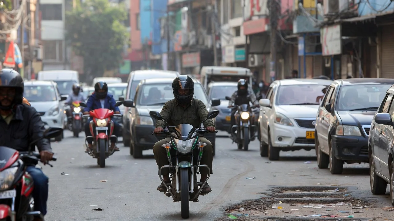 How to Ride a Motorcycle in Heavy Traffic in Bangladesh (Expert Guide)